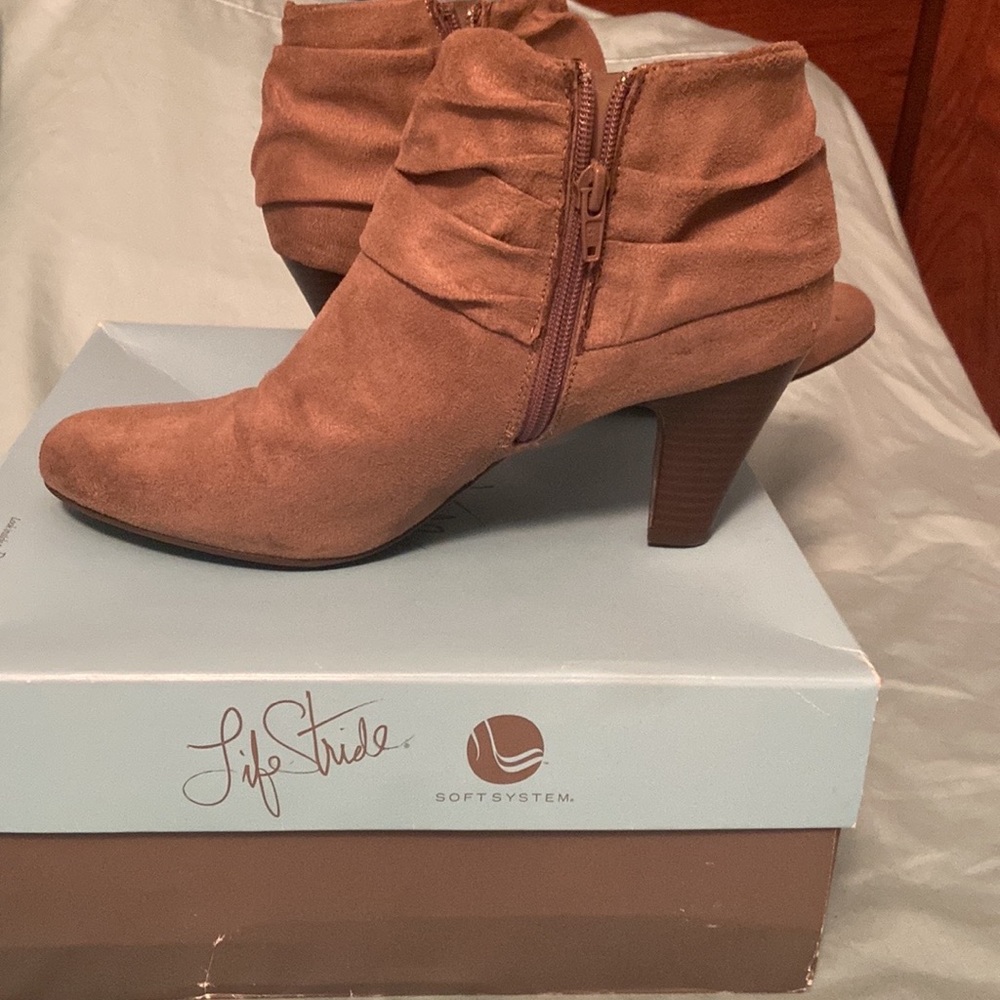Lifestride Tan Suede heel ankle boot - Picture 3 of 4